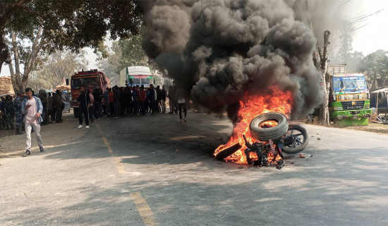 विद्यार्थीमाथि आक्रमण गर्नेको मोटरसाइकलमा आगजनी