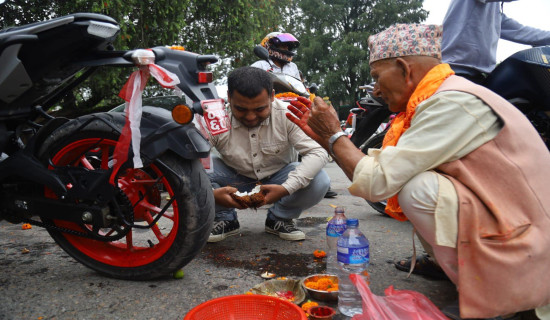 विश्वकर्माको स्मरणमा सवारी साधन र औजारको पूजागरिँदै (फोटो फिचर)