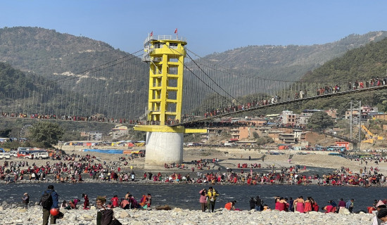 तीनमुखे पुलमा तीनतिर मेला