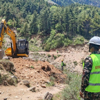 स्ट्रिट लाइटले राजमार्गका सडक झिलिमिली