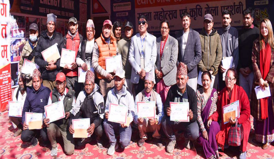म्याग्दीका उत्कृष्ट किसान पुरस्कृत