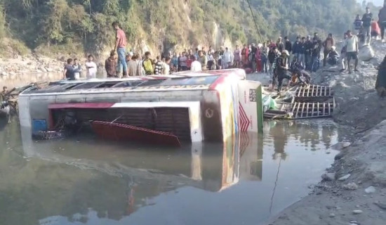 फेरीबाट दुधकोशीमा खसेको बस