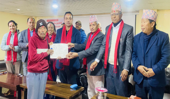 रेसुङ्गामा लालपुर्जा वितरण