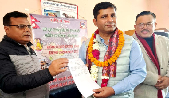 चितवनको निर्वाचन क्षेत्र १ मा एमालेका दाबा लामाको उम्मेदवारी दर्ता