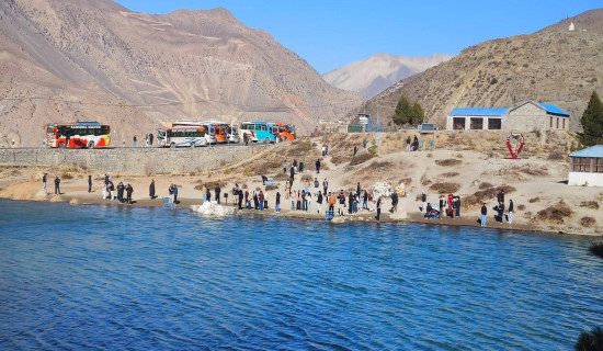 ढुम्बा तालमा पर्यटकहरूको चहल–पहल