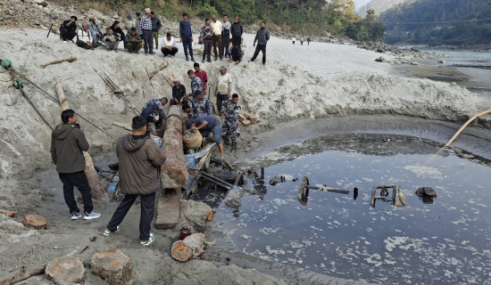त्रिशूलीमा गडेको बस निकाल्न सकेन, कटिङ आवश्यक : विज्ञ