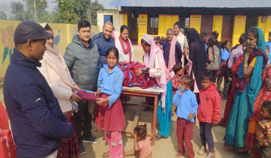 विद्यार्थीलाई पोशाक वितरण