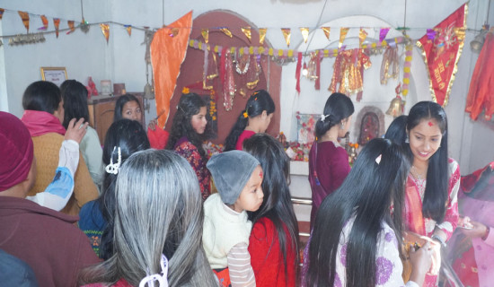 सरस्वती मन्दिरमा भक्तजनको भिड