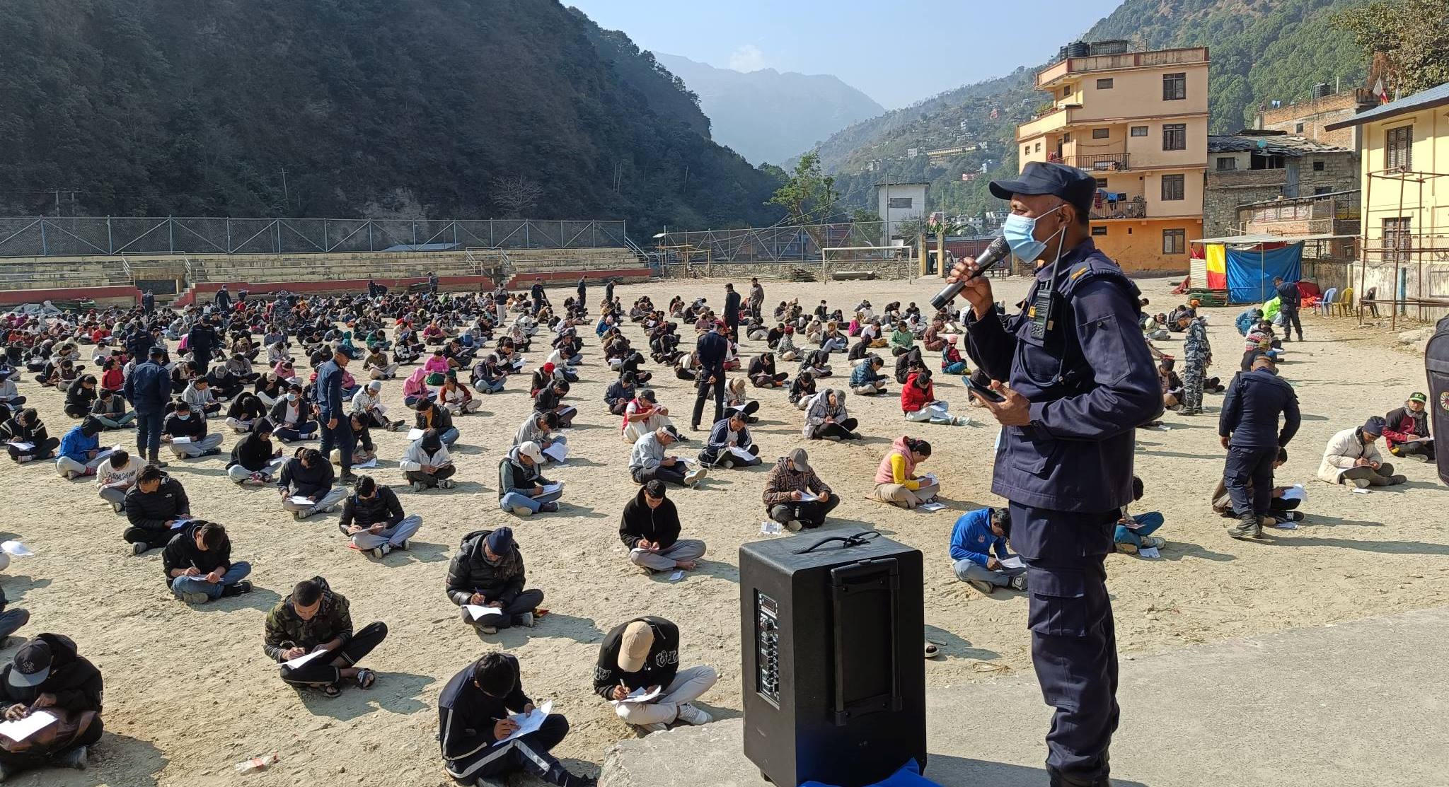 मैदानमा निर्वाचन प्रहरीको लिखित परीक्षा