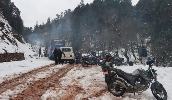 हिमपातका कारण मध्यपहाडी लोकमार्ग अवरुद्ध