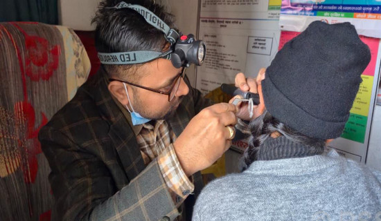 स्वास्थ्य शिविरः नागरिकलाई घरआँगनमै उपचार