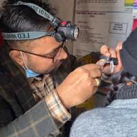 स्वास्थ्यकर्मीद्वारा खर्कमै पुुगेर बालबालिकालाई खोप र उपचार