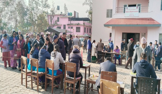 स्वास्थ्यकर्मीद्वारा खर्कमै पुुगेर बालबालिकालाई खोप र उपचार