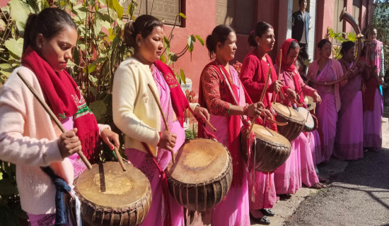 महिला समूहलाई नौमती बाजा बजाउन भ्याइनभ्याई