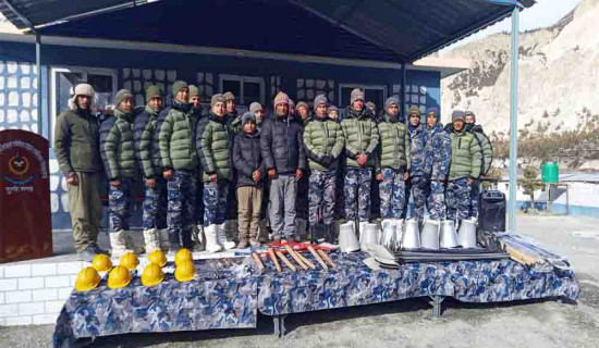 सशस्त्र प्रहरीलाई वन डढेलो तथा विपद् उद्धार सामग्री हस्तान्तरण