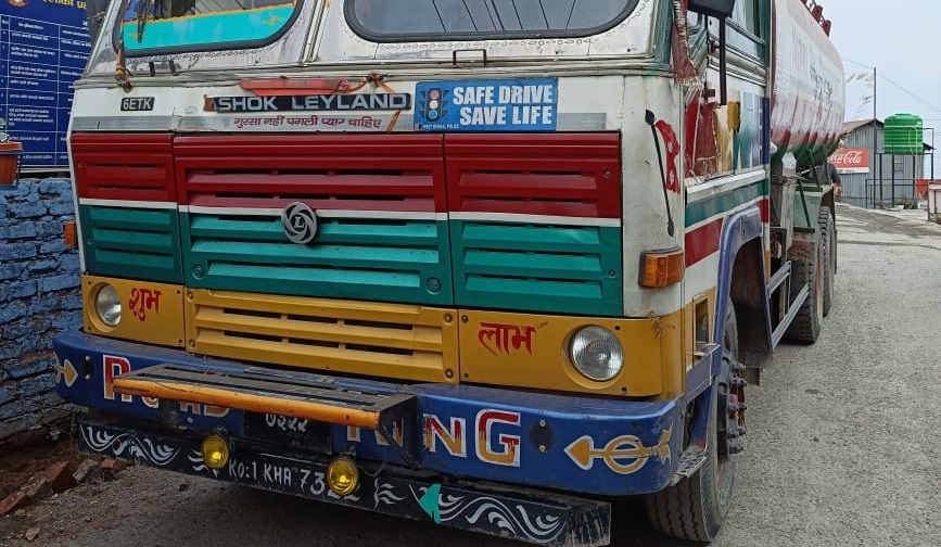 गुडिररहेको ट्याङ्करमा आगलागी