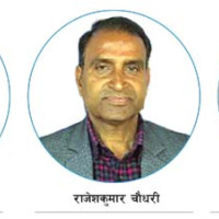 काठमाडौंमा पानी परेपछि छाता ओढेर गन्तव्यतर्फ जाँदै स्थानीय