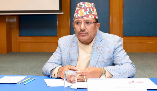 काठमाडौंमा पानी परेपछि छाता ओढेर गन्तव्यतर्फ जाँदै स्थानीय