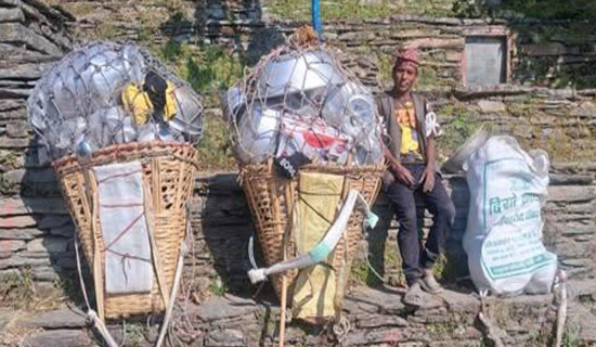 ४५ वर्षदेखि भाँडाको भारी बोकेर व्यापार गर्दै सिन्धुपाल्चोकका व्यापारी