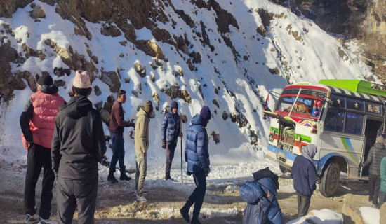 हिउँ पन्छाएर यातायात सञ्चालन