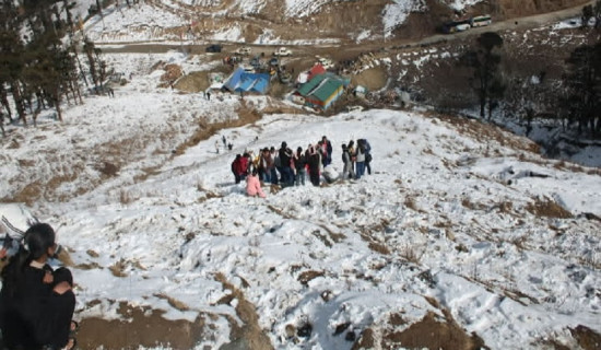 पातीहाल्ने क्षेत्रमा  हिउँ खेल्नेको भिड