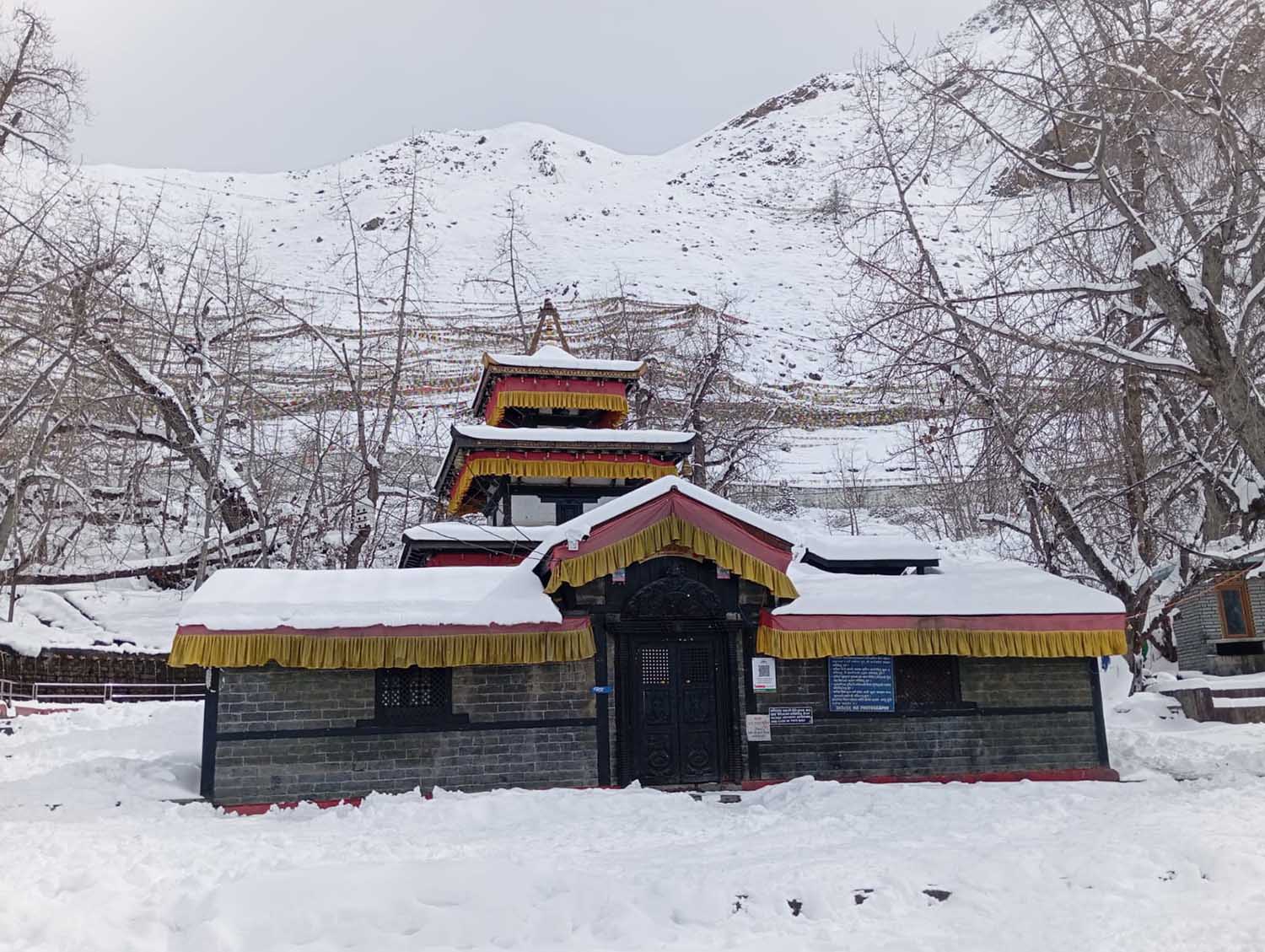 हिमपातपछि कागबेनीमै रोकिए दर्शनार्थी