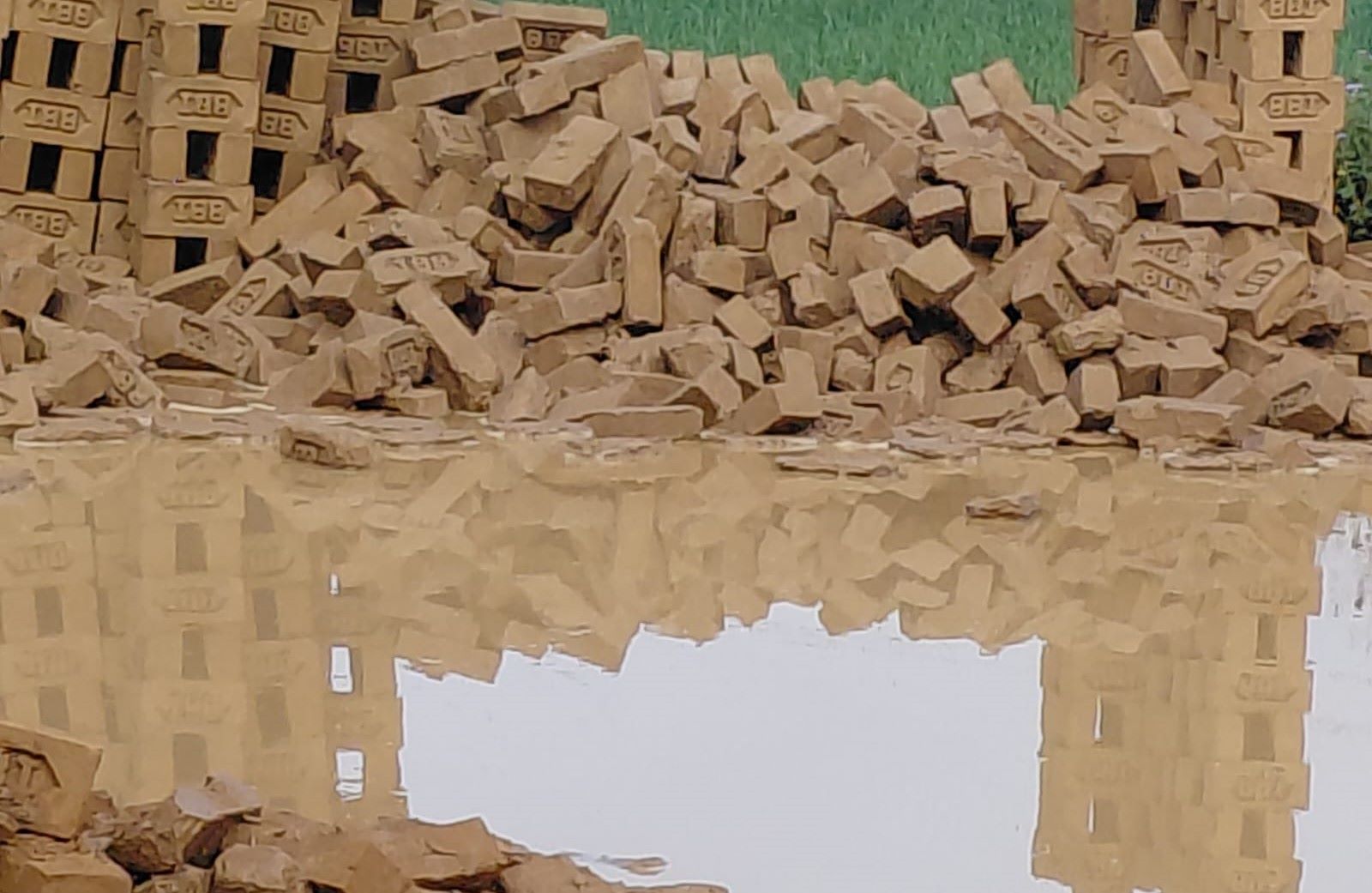 पानी पर्दा काँचो ईटामा क्षति, १० करोड रुपियाँको नोक्सान