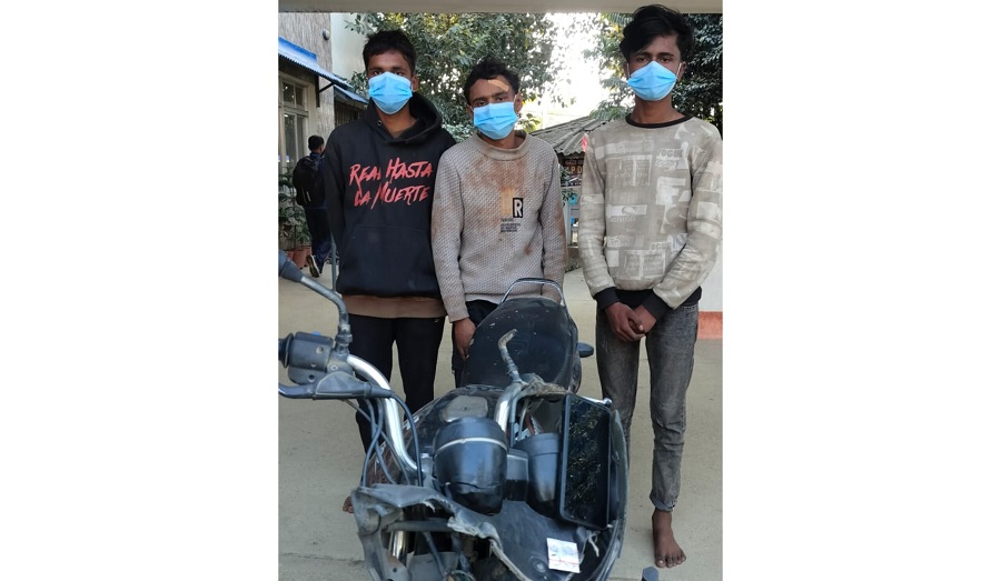 मोटरसाइल लुटपाट र चोरी घटनामा संलग्न तीन पक्राउ