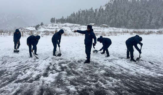 विमानस्थलमा जमेको हिउँ पन्छाएपछि हवाई सेवा सुचारु