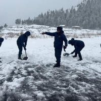 विमानस्थलमा जमेको हिउँ पन्छाएपछि हवाई सेवा सुचारु