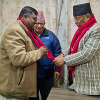 हिमपातले अवरुद्ध कोरला सडकको हिउँ पन्छ्याइँदै