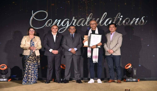 'कर्पोरेट एक्सिलेन्स' अवार्डबाट गुरुङ र आचार्य सम्मानित