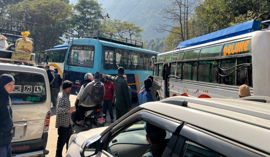 बागलुङमा मिनीबस व्यवसायीको चक्काजाम