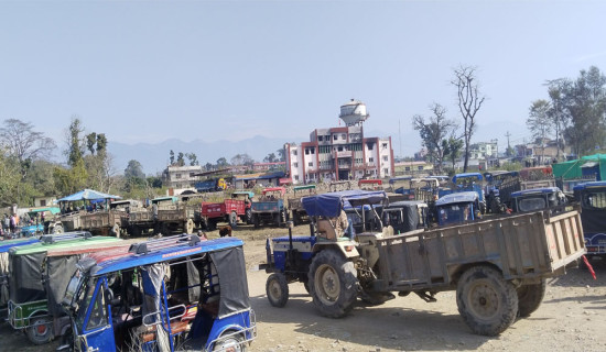 घोडाघोडीमा ट्याक्टर व्यवसायी आन्दोलित