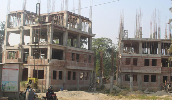 ठेकेदारको लापरबाहीले स्थानीय तहका प्रशासनिक भवन अलपत्र