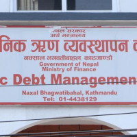 चौधरीको बाध्यता परिवार पाल्न बगरमै बास