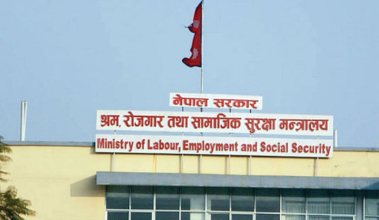 चौधरीको बाध्यता परिवार पाल्न बगरमै बास