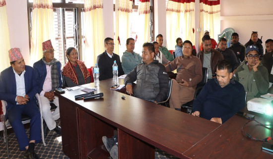 आधारभूत तहको परीक्षा दिएका विद्यार्थीलाई मुना उपहार