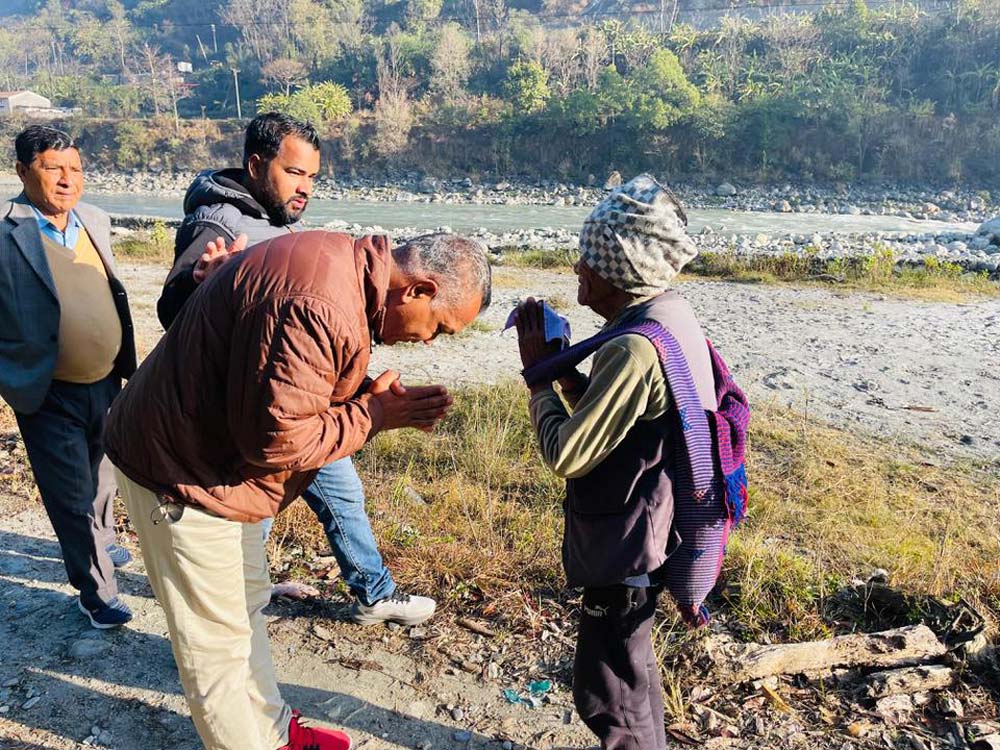 उम्मेदवार भेटिन थाले घरदैलोमा