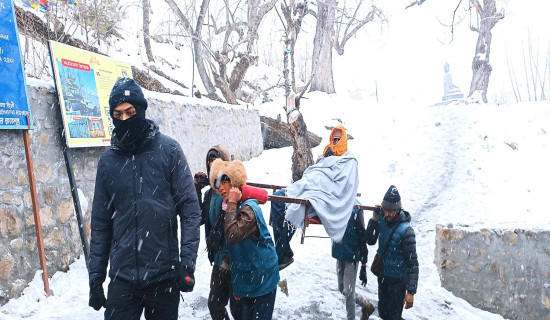 भक्तजनलाई मुक्तिनाथ मन्दिरमा दर्शन गर्न लगिँदै