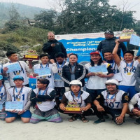 भक्तजनलाई मुक्तिनाथ मन्दिरमा दर्शन गर्न लगिँदै