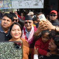 मतदाताका कुरा सुन्न घरदैलोमा अध्यक्ष ओली