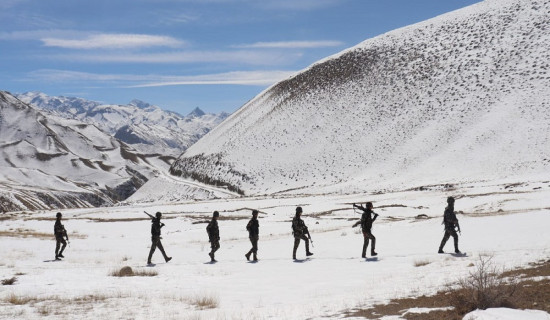 हिउँ कुल्चिएर मुस्ताङमा नेपाली सेनाको गस्ती