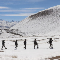 हिउँ कुल्चिएर मुस्ताङमा नेपाली सेनाको गस्ती