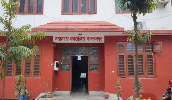 कञ्चनपुरका किशोरीलाई एचपिभि खोप लगाइँदै