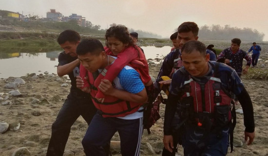 नारायणी नदीमा हाम फालेकी महिलाको सकुशल उद्धार