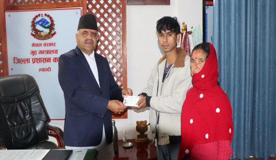 सुवासलाई ११ वर्षको पर्खाइपछि आमाको नामबाट नागरिकता