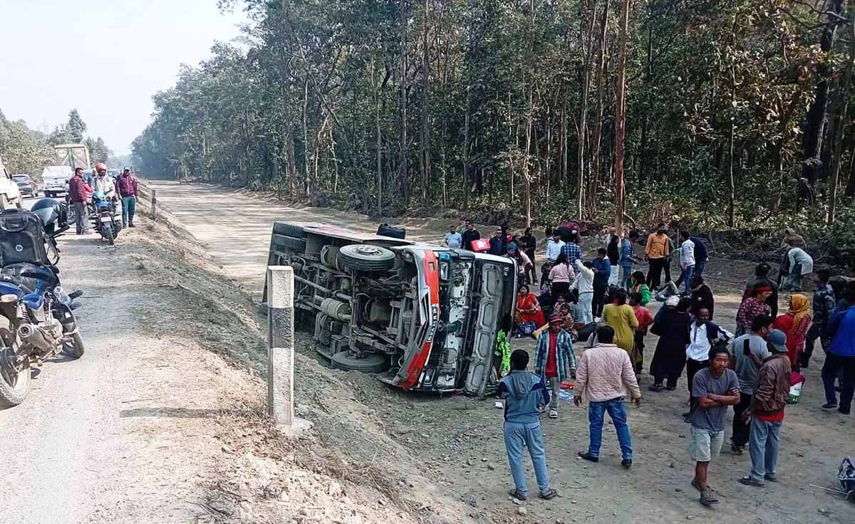 बर्दिबासमा बस दुर्घटना : १८ जना घाइते