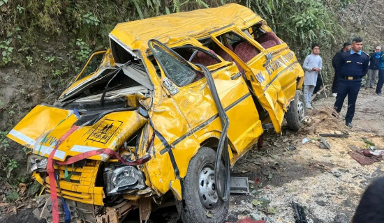 स्कुल बस दुर्घटना : एक जनाको मृत्यु