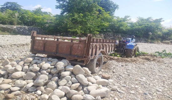 बाँकेका क्रसर उद्योगको छड्के, दुई ट्याक्टर नियन्त्रणमा